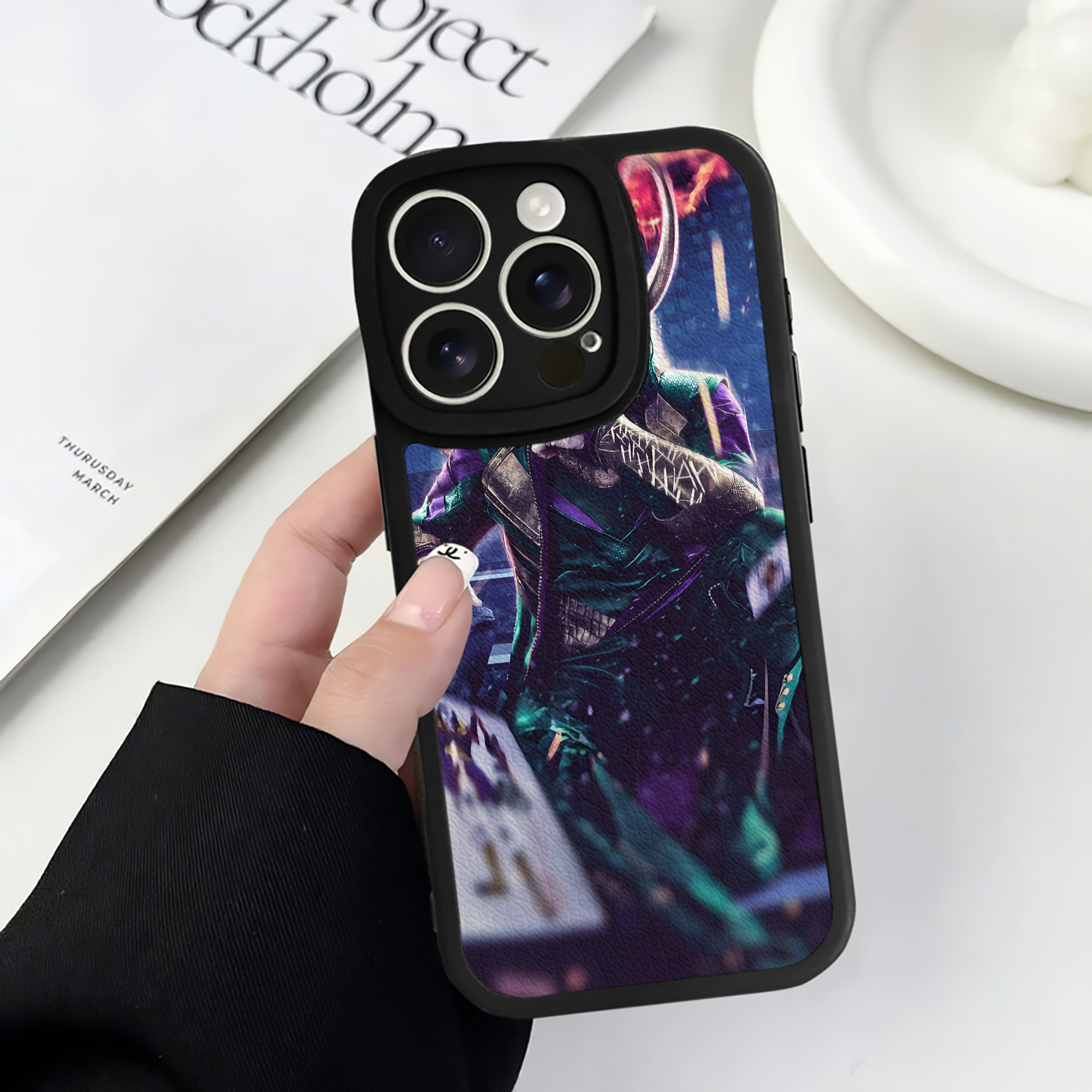 （画像用） アベンジャーズ The Avengers 【iPhone 16シリーズ対応】シリコンスマホケース（レザー調） 材質：シリコン